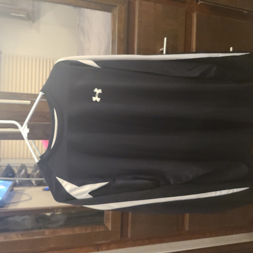 Under Armour Long Sleeve shirt